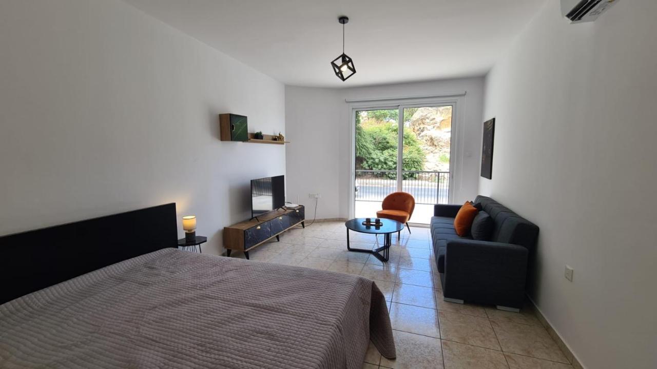 Laertis Apartments - By Imh Travel & Tours Paphos Exteriör bild