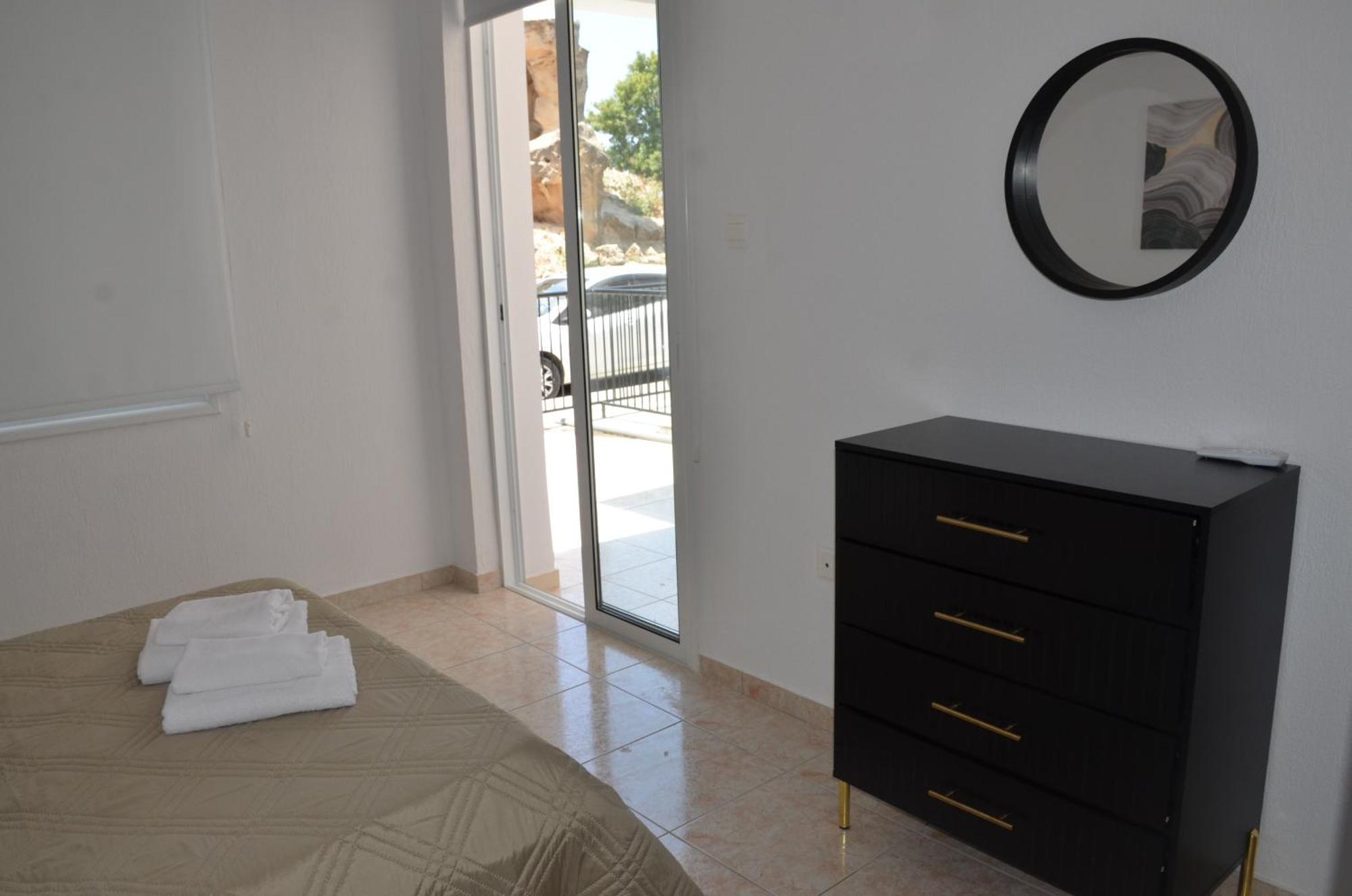 Laertis Apartments - By Imh Travel & Tours Paphos Exteriör bild
