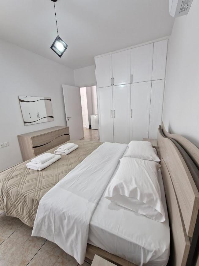 Laertis Apartments - By Imh Travel & Tours Paphos Exteriör bild